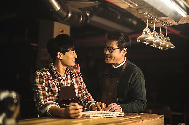 포토 JPG 남자 40대 중년 와인잔 잔 실내 미소 사람 앉기 상반신 20대 성인 두명 앞모습 연필 마주보기 한국인 가르침 작업실 고수 책상 제자 스프링노트 수제화 남자만 국내포토 식기 교육 뷰포인트 가구 신발 술잔 모션 학용품 표정 동양인 청년 내부 필기구 공책 향신료 파일형식