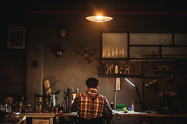 포토 JPG 남자 신발 전등 실내 벽면 한명 사람 상반신 20대 뒷모습 한국인 도구 공구 작업실 제조 가죽 책상 만들기 수제화 성인남자한명만 국내포토 1 벽 뷰포인트 가구 모션 조명 동양인 청년 내부 남자한명만 성인남자만 파일형식