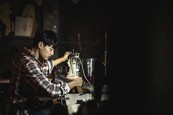 포토 JPG 남자 신발 실내 한명 사람 상반신 20대 옆모습 한국인 작업실 가죽 재봉틀 만들기 수제화 성인남자한명만 국내포토 1 뷰포인트 모션 동양인 청년 내부 남자한명만 성인남자만 파일형식