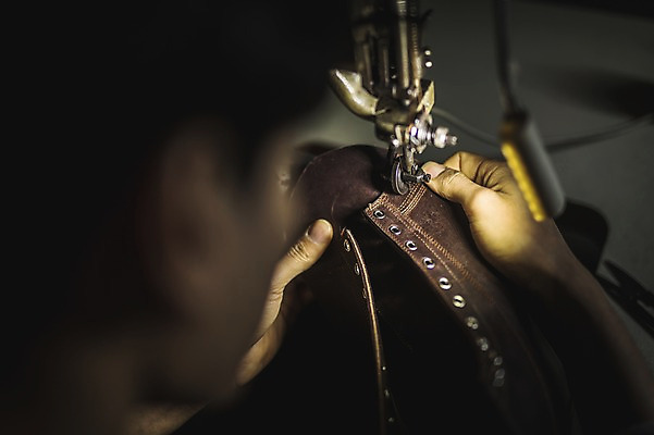 포토 JPG 손 남자 신발 실내 한명 사람 근접촬영 상반신 20대 뒷모습 신체부위 한국인 작업실 가죽 재봉틀 수제화 성인남자한명만 국내포토 1 뷰포인트 동양인 청년 내부 남자한명만 성인남자만 파일형식