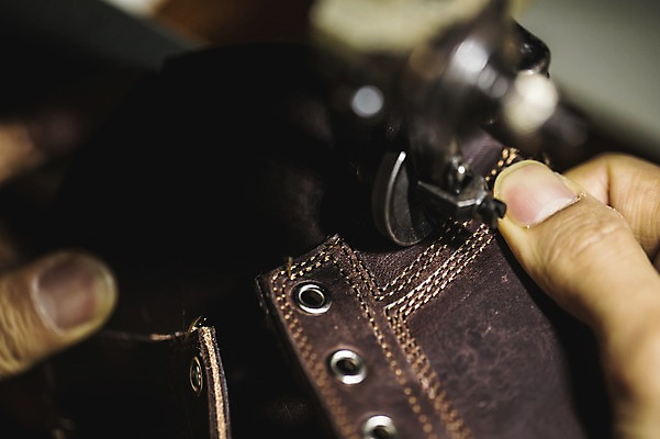 포토 JPG 손 남자 신발 한명 사람 근접촬영 20대 신체부위 작업실 가죽 재봉틀 만들기 수제화 국내포토 1 뷰포인트 모션 청년 파일형식