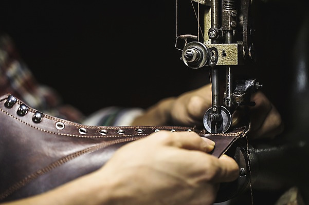 포토 JPG 손 남자 신발 한명 사람 근접촬영 20대 신체부위 작업실 제조 가죽 재봉틀 만들기 수제화 국내포토 1 뷰포인트 모션 청년 파일형식