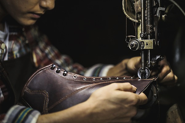 포토 JPG 남자 신발 실내 한명 사람 상반신 20대 옆모습 한국인 작업실 가죽 재봉틀 수제화 성인남자한명만 가죽공방 국내포토 1 뷰포인트 동양인 청년 내부 공예 남자한명만 성인남자만 파일형식