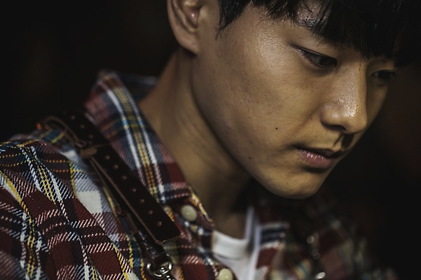 포토 JPG 남자 얼굴 한명 근접촬영 상반신 20대 성인 앞모습 한국인 작업실 국내포토 1 뷰포인트 사람 동양인 청년 신체부위 파일형식