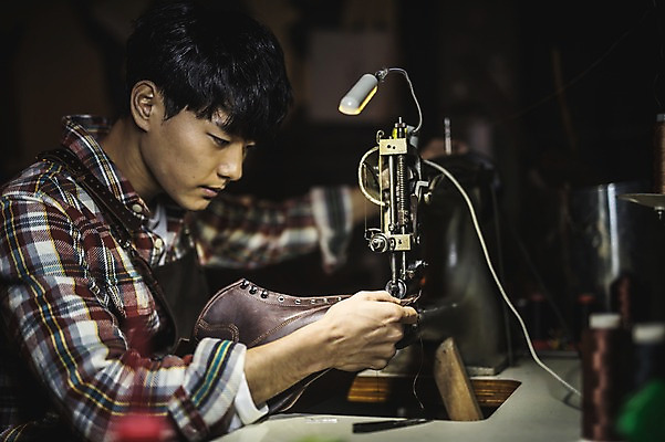 포토 JPG 응시 남자 신발 실내 한명 사람 상반신 20대 옆모습 한국인 작업실 제조 가죽 재봉틀 책상 만들기 수제화 성인남자한명만 국내포토 1 시선 뷰포인트 가구 모션 동양인 청년 내부 남자한명만 성인남자만 파일형식