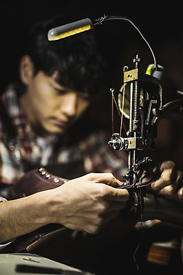 포토 JPG 응시 신발 전등 실내 한명 사람 근접촬영 상반신 20대 앞모습 한국인 작업실 가죽 재봉틀 만들기 수제화 국내포토 1 시선 뷰포인트 모션 조명 동양인 청년 내부 파일형식