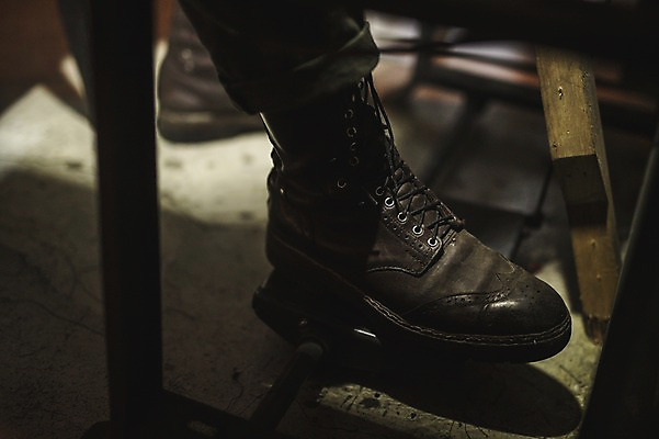 포토 JPG 신발 발 실내 한명 사람 근접촬영 20대 신체부위 작업실 제조 가죽 재봉틀 만들기 밟기 수제화 국내포토 1 뷰포인트 모션 청년 내부 파일형식