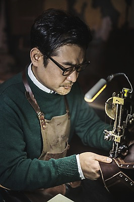 포토 JPG 응시 남자 40대 중년 신발 전등 실내 한명 사람 상반신 앞모습 한국인 작업실 가죽 재봉틀 만들기 수제화 중년남자한명만 가죽공방 국내포토 1 시선 뷰포인트 모션 조명 동양인 성인 내부 공예 남자한명만 중년남자만 파일형식