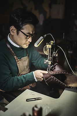 포토 JPG 남자 40대 중년 신발 전등 가위 실내 한명 사람 상반신 옆모습 앞치마 한국인 도구 작업실 제조 가죽 재봉틀 만들기 수제화 중년남자한명만 국내포토 1 뷰포인트 모션 문구용품 조명 동양인 성인 내부 남자한명만 중년남자만 파일형식