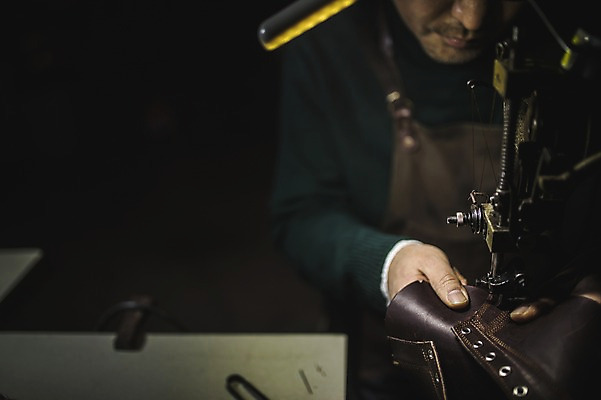 포토 JPG 남자 40대 중년 신발 실내 한명 사람 상반신 앞모습 한국인 도구 작업실 제조 가죽 재봉틀 만들기 수제화 중년남자한명만 국내포토 1 뷰포인트 모션 동양인 성인 내부 남자한명만 중년남자만 파일형식