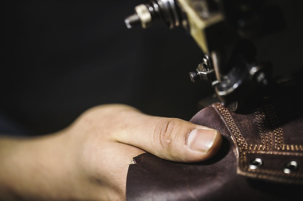 포토 JPG 손 남자 40대 중년 신발 실내 한명 사람 근접촬영 신체부위 작업실 가죽 재봉틀 수제화 중년남자한명만 국내포토 1 뷰포인트 성인 내부 남자한명만 중년남자만 파일형식