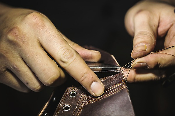 포토 JPG 손 남자 40대 중년 신발 실내 한명 사람 근접촬영 신체부위 작업실 실 가죽 자르기 가위질 수제화 중년남자한명만 국내포토 1 뷰포인트 모션 가위_도구 성인 내부 남자한명만 중년남자만 파일형식