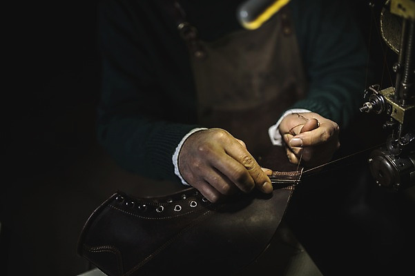 포토 JPG 남자 40대 중년 신발 실내 한명 사람 상반신 앞모습 한국인 작업실 실 가죽 자르기 만들기 수제화 중년남자한명만 가죽공방 국내포토 1 뷰포인트 모션 동양인 성인 내부 공예 남자한명만 중년남자만 파일형식