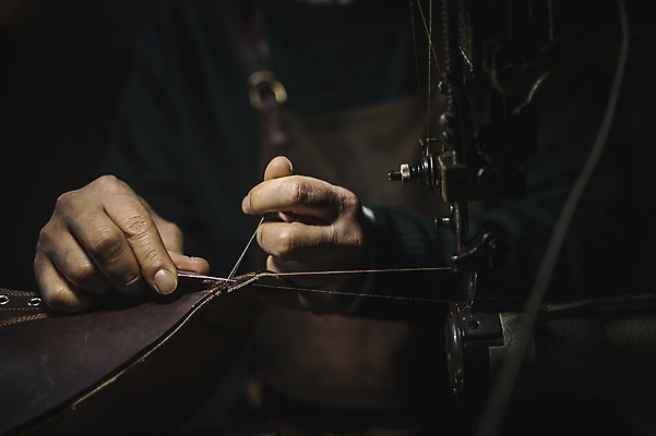 포토 JPG 손 남자 40대 중년 신발 실내 한명 사람 근접촬영 신체부위 작업실 실 가죽 자르기 만들기 가위질 수제화 중년남자한명만 가죽공방 국내포토 1 뷰포인트 모션 가위_도구 성인 내부 공예 남자한명만 중년남자만 파일형식