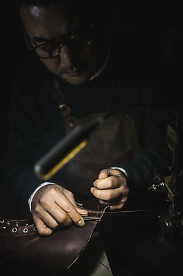 포토 JPG 남자 40대 중년 신발 실내 한명 사람 상반신 앞모습 한국인 작업실 실 가죽 자르기 만들기 수제화 중년남자한명만 가죽공방 국내포토 1 뷰포인트 모션 동양인 성인 내부 공예 남자한명만 중년남자만 파일형식