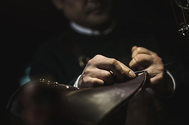 포토 JPG 손 남자 40대 중년 신발 실내 한명 사람 근접촬영 상반신 앞모습 신체부위 한국인 작업실 실 가죽 자르기 만들기 가위질 수제화 중년남자한명만 가죽공방 국내포토 1 뷰포인트 모션 가위_도구 동양인 성인 내부 공예 남자한명만 중년남자만 파일형식