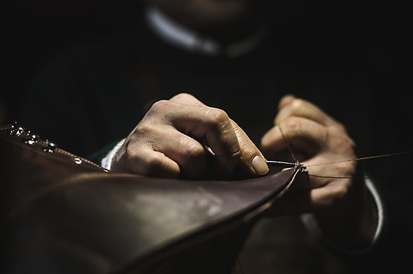 포토 JPG 손 남자 40대 중년 신발 실내 한명 사람 근접촬영 신체부위 작업실 실 가죽 자르기 만들기 가위질 수제화 중년남자한명만 가죽공방 국내포토 1 뷰포인트 모션 가위_도구 성인 내부 공예 남자한명만 중년남자만 파일형식