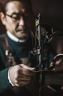 포토 JPG 남자 40대 중년 신발 실내 한명 사람 근접촬영 상반신 앞모습 한국인 도구 공구 작업실 제조 가죽 재봉틀 만들기 실타래 수제화 중년남자한명만 가죽공방 국내포토 1 뷰포인트 모션 동양인 성인 내부 공예 남자한명만 중년남자만 파일형식