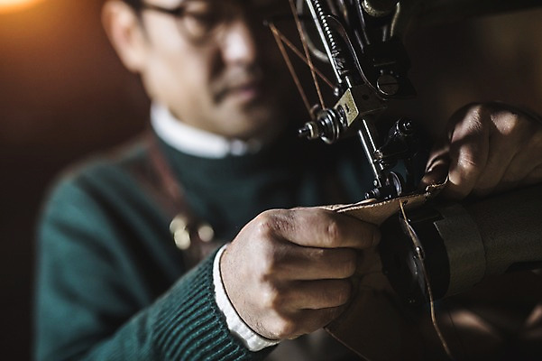 포토 JPG 남자 40대 중년 신발 전등 실내 한명 사람 상반신 앞모습 한국인 도구 공구 작업실 제조 가죽 재봉틀 만들기 실타래 수제화 중년남자한명만 가죽공방 국내포토 1 뷰포인트 모션 조명 동양인 성인 내부 공예 남자한명만 중년남자만 파일형식