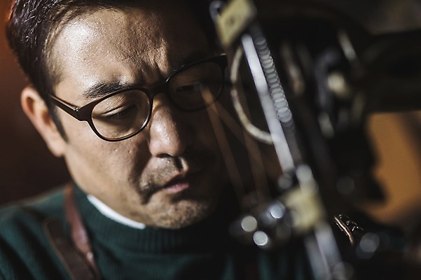 포토 JPG 남자 40대 중년 신발 실내 한명 사람 근접촬영 상반신 앞모습 한국인 도구 공구 작업실 제조 가죽 재봉틀 만들기 실타래 수제화 중년남자한명만 가죽공방 국내포토 1 뷰포인트 모션 동양인 성인 내부 공예 남자한명만 중년남자만 파일형식