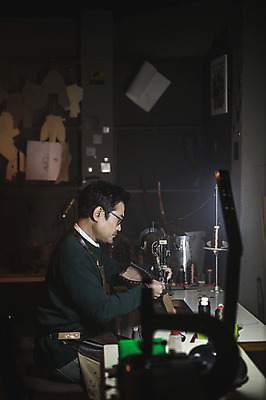 포토 JPG 남자 40대 중년 신발 전등 실내 한명 사람 상반신 옆모습 한국인 도구 공구 작업실 제조 가죽 재봉틀 만들기 실타래 수제화 중년남자한명만 가죽공방 국내포토 1 뷰포인트 모션 조명 동양인 성인 내부 공예 남자한명만 중년남자만 파일형식