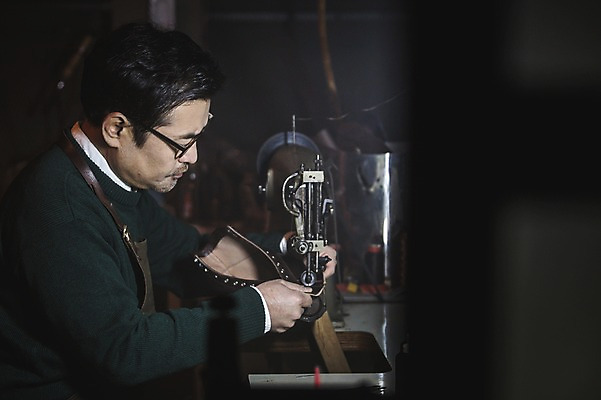 포토 JPG 응시 남자 40대 중년 신발 실내 한명 사람 상반신 옆모습 한국인 도구 공구 작업실 제조 가죽 재봉틀 만들기 실타래 수제화 중년남자한명만 가죽공방 국내포토 1 시선 뷰포인트 모션 동양인 성인 내부 공예 남자한명만 중년남자만 파일형식 인종 취미 남자만 중년만 성인만