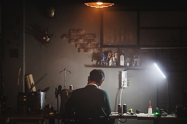 포토 JPG 남자 40대 중년 신발 전등 실내 벽면 한명 사람 상반신 뒷모습 한국인 도구 공구 작업실 콘센트 제조 전기에너지 가죽 만들기 실타래 수제화 중년남자한명만 가죽공방 국내포토 1 벽 뷰포인트 모션 조명 동양인 성인 내부 에너지 공예 남자한명만 중년남자만 파일형식