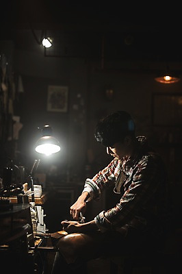 포토 JPG 응시 남자 신발 실내 한명 사람 상반신 20대 옆모습 한국인 도구 작업실 제조 가죽 만들기 다듬기 수제화 성인남자한명만 가죽공방 국내포토 1 시선 뷰포인트 모션 동양인 청년 내부 공예 남자한명만 성인남자만 파일형식