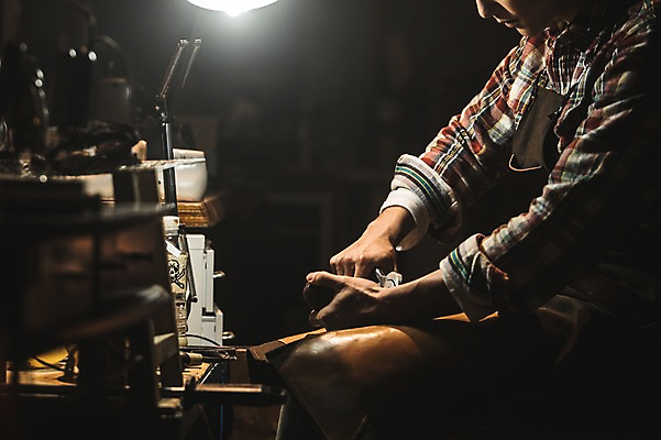 포토 JPG 응시 남자 신발 실내 한명 사람 상반신 20대 옆모습 한국인 도구 작업실 제조 가죽 만들기 다듬기 수제화 성인남자한명만 가죽공방 국내포토 1 시선 뷰포인트 모션 동양인 청년 내부 공예 남자한명만 성인남자만 파일형식