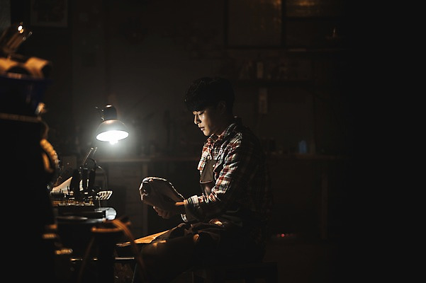 포토 JPG 응시 남자 신발 실내 한명 사람 상반신 20대 옆모습 한국인 도구 작업실 제조 가죽 만들기 다듬기 수제화 성인남자한명만 가죽공방 국내포토 1 시선 뷰포인트 모션 동양인 청년 내부 공예 남자한명만 성인남자만 파일형식