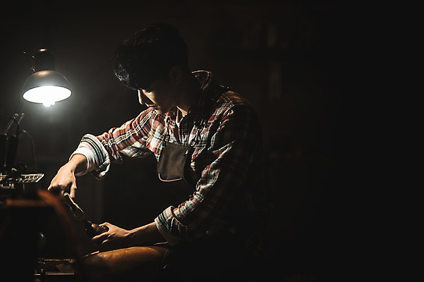 포토 JPG 응시 남자 신발 실내 한명 사람 상반신 20대 옆모습 한국인 도구 작업실 제조 가죽 만들기 다듬기 수제화 성인남자한명만 가죽공방 국내포토 1 시선 뷰포인트 모션 동양인 청년 내부 공예 남자한명만 성인남자만 파일형식