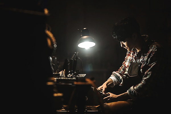 포토 JPG 응시 남자 신발 실내 한명 사람 상반신 20대 옆모습 한국인 도구 작업실 제조 가죽 만들기 다듬기 수제화 성인남자한명만 가죽공방 국내포토 1 시선 뷰포인트 모션 동양인 청년 내부 공예 남자한명만 성인남자만 파일형식