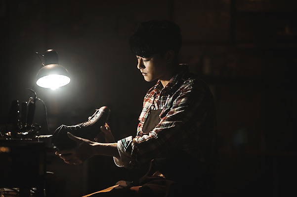 포토 JPG 응시 남자 신발 실내 한명 사람 상반신 20대 옆모습 한국인 도구 작업실 제조 가죽 만들기 다듬기 수제화 성인남자한명만 가죽공방 국내포토 1 시선 뷰포인트 모션 동양인 청년 내부 공예 남자한명만 성인남자만 파일형식