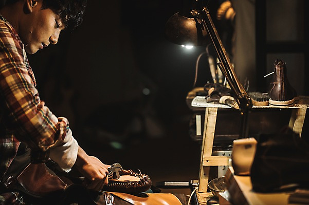 포토 JPG 남자 신발 전등 실내 한명 상반신 20대 성인 옆모습 한국인 도구 작업실 제조 가죽 다듬기 수제화 연장세트 성인남자한명만 가죽공방 국내포토 1 뷰포인트 모션 조명 사람 동양인 청년 내부 공구 공예 남자한명만 성인남자만 파일형식
