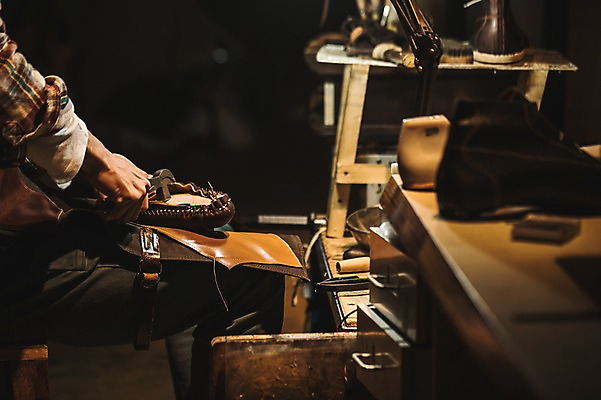 포토 JPG 남자 신발 전등 실내 한명 상반신 20대 성인 한국인 도구 작업실 제조 가죽 다듬기 수제화 연장세트 성인남자한명만 가죽공방 국내포토 1 모션 조명 사람 동양인 청년 내부 공구 공예 남자한명만 성인남자만 파일형식