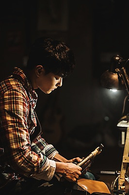 포토 JPG 남자 신발 전등 실내 한명 상반신 20대 성인 옆모습 한국인 도구 작업실 제조 가죽 다듬기 수제화 연장세트 성인남자한명만 가죽공방 국내포토 1 뷰포인트 모션 조명 사람 동양인 청년 내부 공구 공예 남자한명만 성인남자만 파일형식