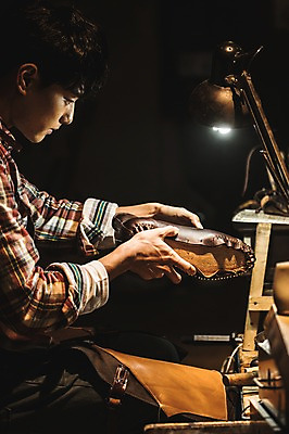 포토 JPG 남자 신발 전등 실내 한명 상반신 20대 성인 옆모습 한국인 도구 작업실 제조 가죽 다듬기 수제화 연장세트 성인남자한명만 가죽공방 국내포토 1 뷰포인트 모션 조명 사람 동양인 청년 내부 공구 공예 남자한명만 성인남자만 파일형식