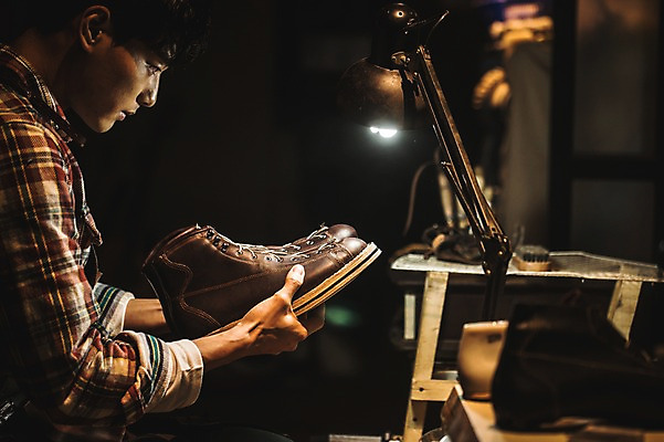 포토 JPG 남자 신발 전등 실내 한명 상반신 20대 성인 옆모습 한국인 도구 작업실 제조 가죽 다듬기 수제화 연장세트 성인남자한명만 가죽공방 국내포토 1 뷰포인트 모션 조명 사람 동양인 청년 내부 공구 공예 남자한명만 성인남자만 파일형식