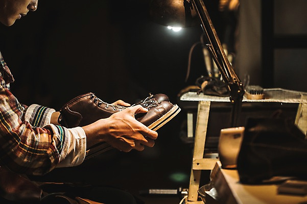 포토 JPG 남자 신발 전등 실내 한명 상반신 20대 성인 옆모습 한국인 도구 작업실 제조 가죽 다듬기 수제화 연장세트 성인남자한명만 가죽공방 국내포토 1 뷰포인트 모션 조명 사람 동양인 청년 내부 공구 공예 남자한명만 성인남자만 파일형식