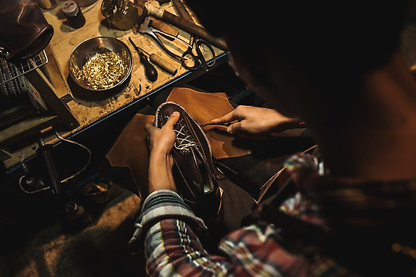 포토 JPG 남자 신발 전등 실내 한명 상반신 20대 성인 뒷모습 한국인 도구 작업실 제조 가죽 다듬기 수제화 연장세트 성인남자한명만 가죽공방 국내포토 1 뷰포인트 모션 조명 사람 동양인 청년 내부 공구 공예 남자한명만 성인남자만 파일형식