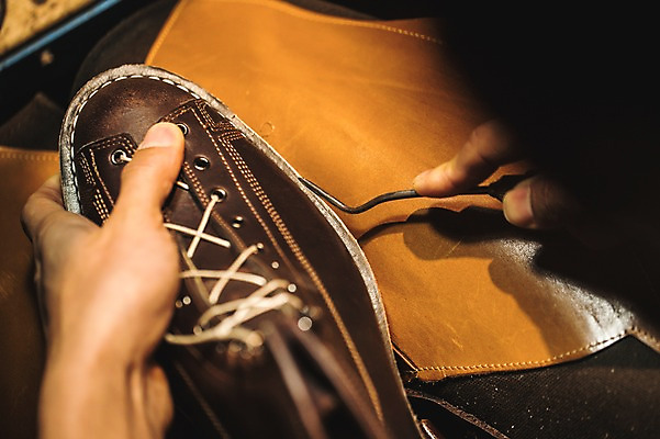 포토 JPG 손 남자 신발 실내 한명 사람 근접촬영 20대 신체부위 도구 작업실 제조 가죽 만들기 다듬기 수제화 성인남자한명만 국내포토 1 뷰포인트 모션 청년 내부 남자한명만 성인남자만 파일형식