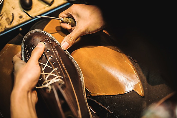 포토 JPG 손 남자 신발 실내 한명 사람 근접촬영 20대 신체부위 도구 작업실 제조 가죽 만들기 다듬기 수제화 성인남자한명만 국내포토 1 뷰포인트 모션 청년 내부 남자한명만 성인남자만 파일형식