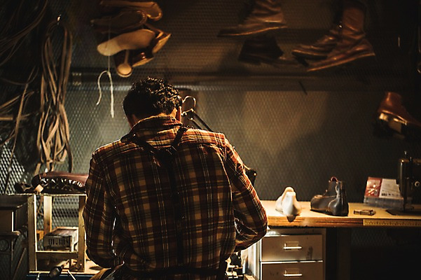 포토 JPG 남자 신발 실내 한명 사람 앉기 상반신 20대 뒷모습 한국인 도구 작업실 제조 가죽 책상 만들기 수제화 연장세트 성인남자한명만 가죽공방 국내포토 1 뷰포인트 가구 모션 동양인 청년 내부 공구 공예 남자한명만 성인남자만 파일형식