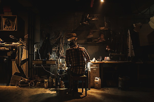 포토 JPG 전신 남자 신발 실내 한명 사람 앉기 20대 뒷모습 한국인 도구 작업실 제조 가죽 책상 만들기 수제화 연장세트 성인남자한명만 가죽공방 국내포토 1 뷰포인트 가구 모션 동양인 청년 내부 공구 공예 남자한명만 성인남자만 파일형식