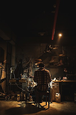 포토 JPG 전신 남자 신발 전등 실내 한명 사람 앉기 20대 뒷모습 한국인 도구 작업실 제조 가죽 책상 만들기 수제화 연장세트 성인남자한명만 가죽공방 국내포토 1 뷰포인트 가구 모션 조명 동양인 청년 내부 공구 공예 남자한명만 성인남자만 파일형식