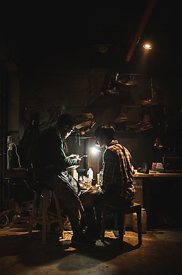 포토 JPG 전신 응시 남자 40대 중년 신발 실내 설명 사람 앉기 20대 성인 두명 옆모습 한국인 도구 가르침 작업실 고수 제조 가죽 책상 제자 방법 수제화 남자만 국내포토 시선 교육 뷰포인트 가구 모션 동양인 청년 내부 향신료 파일형식