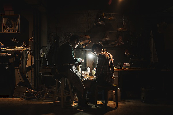 포토 JPG 전신 응시 남자 40대 중년 신발 전등 실내 설명 사람 앉기 20대 성인 두명 옆모습 한국인 도구 가르침 작업실 고수 제조 가죽 책상 제자 방법 수제화 연장세트 남자만 국내포토 시선 교육 뷰포인트 가구 모션 조명 동양인 청년 내부 공구 향신료 파일형식