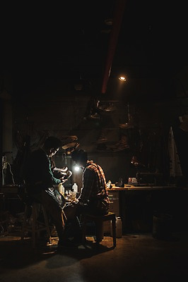 포토 JPG 전신 응시 남자 40대 중년 신발 전등 실내 설명 사람 앉기 20대 성인 두명 옆모습 한국인 가르침 작업실 고수 제조 가죽 책상 제자 방법 수제화 남자만 가죽공방 국내포토 시선 교육 뷰포인트 가구 모션 조명 동양인 청년 내부 공예 향신료 파일형식