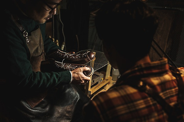 포토 JPG 응시 남자 40대 중년 신발 실내 설명 사람 상반신 20대 성인 두명 옆모습 뒷모습 한국인 가르침 작업실 고수 제조 가죽 제자 방법 수제화 남자만 국내포토 시선 교육 뷰포인트 모션 동양인 청년 내부 향신료 파일형식