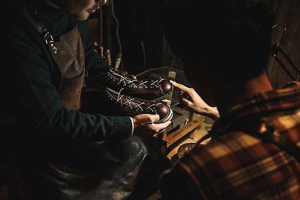 포토 JPG 응시 남자 40대 중년 신발 실내 설명 사람 상반신 20대 성인 두명 옆모습 뒷모습 한국인 가리킴 가르침 작업실 고수 가죽 제자 방법 수제화 남자만 국내포토 시선 교육 뷰포인트 모션 동양인 손짓 청년 내부 향신료 파일형식